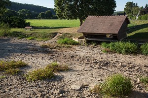LIT DE LA RISLE ASSECHE APRES LA DISPARITION DE LA RIVIERE DANS UNE BETOIRE, ENORME TROU DE PLUSIEURS METRES DANS LA TERRE QUI AVALE TOUT LE DEBIT DE L'EAU, ASSECHANT LE LIT DE LA RIVIERE SUR PLUS DE 12 KILOMETRES, GROSLEY-SUR-RISLE, EURE (27), FRANCE 