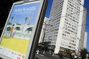 PANNEAU DE PARIS PLAGES DEVANT LES TOURS D'IMMEUBLES DE LA PORTE D'ITALIE, PARIS, FRANCE 