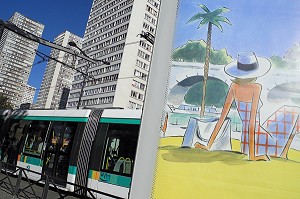 PANNEAU DE PARIS PLAGES DEVANT LES TOURS D'IMMEUBLES DE LA PORTE D'ITALIE, PARIS, FRANCE 