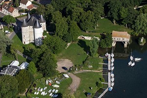 LE CHATEAU DES TOURELLES ET LE VIEUX MOULIN, ANCIEN MOULIN A EAU AVEC LA BASE NAUTIQUE DE VERNON, EURE (27), NORMANDIE, FRANCE 