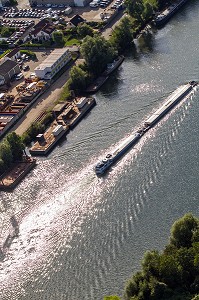 PENICHE SUE LA SEINE PRES DE VERNON EN DIRECTION DU HAVRE, EURE (27), NORMANDIE, FRANCE 