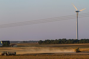 MOISSON EN BEAUCE DEVANT UNE EOLIENNE, EURE-ET-LOIR (28), FRANCE 