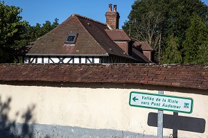 PANNEAU DE CIRCUIT TOURISTIQUE DE LA VALLEE DE LA RISLE VERS PONT-AUDEMER, EURE (27), FRANCE 