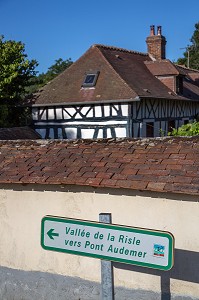PANNEAU DE CIRCUIT TOURISTIQUE DE LA VALLEE DE LA RISLE VERS PONT-AUDEMER, EURE (27), FRANCE 