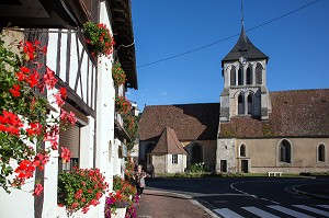 VILLAGE FLEURI ET EGLISE DE LA FERRIERE-SUR-RISLE, EURE (27), FRANCE 