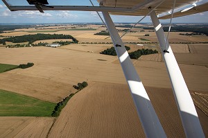 SURVOL EN AVION ULM DE LA PLAINE ET DES CHAMPS DE BLE, GRENIER A GRAIN, ENTRE PACY-SUR-EURE ET LOUVIERS, EURE (27), NORMANDIE, FRANCE 