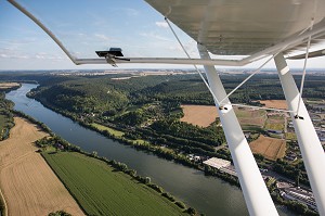 SURVOL EN AVION ULM DE LA SEINE AU DESSUS DE VERNON, EURE (27), NORMANDIE, FRANCE 