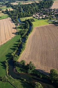 SURVOL EN AVION ULM DE LA VALLEE DE L'EURE ENTRE PACY-SUR-EURE ET LOUVIERS, EURE (27), NORMANDIE, FRANCE 