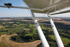 SURVOL EN AVION ULM DE LA VALLEE DE L'EURE ENTRE PACY-SUR-EURE ET LOUVIERS, EURE (27), NORMANDIE, FRANCE 