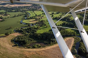 SURVOL EN AVION ULM DE LA VALLEE DE L'EURE ENTRE PACY-SUR-EURE ET LOUVIERS, EURE (27), NORMANDIE, FRANCE 