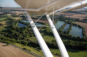 SURVOL EN AVION ULM DE LA VALLEE DE L'EURE ENTRE PACY-SUR-EURE ET LOUVIERS, EURE (27), NORMANDIE, FRANCE 
