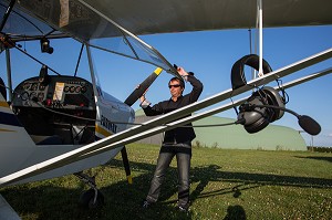 PREPARATION DU VOL EN AVION ULM AVEC PASCAL CHEDEVILLE, L'EURE DE L'ULM, EURE (27), NORMANDIE, FRANCE 