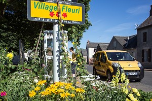 FACTRICE QUI RAMMASSE LE COURRIER DANS LE PETIT VILLAGE DE FAINS-LA-FOLIE, EURE-ET-LOIR (28), FRANCE 