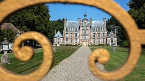 GRILLE DE L'ENTREE DU CHATEAU DE BEAUMESNIL, EURE (27), FRANCE 