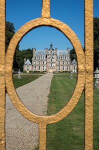 GRILLE DE L'ENTREE DU CHATEAU DE BEAUMESNIL, EURE (27), FRANCE 