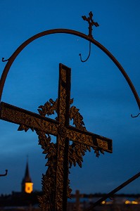 CROIX DU CIMETIERE ET EGLISE DE BOURTH, EURE (27), FRANCE 
