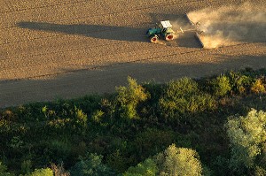 VUE AERIENNE D'UN TRACTEUR DANS UN CHAMP DE LABOUR, EURE-ET-LOIR (28), FRANCE 
