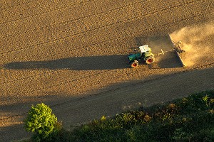 VUE AERIENNE D'UN TRACTEUR DANS UN CHAMP DE LABOUR, EURE-ET-LOIR (28), FRANCE 