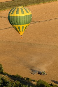 VUE AERIENNE D'UNE MONGOLFIERE ET D'UN TRACTEUR DANS UN CHAMP DE LABOUR, EURE-ET-LOIR (28), FRANCE 