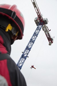 EXERCICE DE SAUVETAGE D'UNE VICTIME SUR UN CHANTIER, EVACUATION D'UN GRUTIER PAR LE GRIMP DE L'ESSONNE, HELITREUILLAGE, ARPAJON, FRANCE 