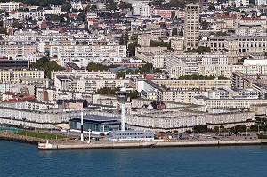 MUSEE D'ART MODERNE ANDRE MALRAUX ET CAPITAINERIE A L'ENTREE DU PORT DEVANT L'ARCHITECTURE D'AUGUSTE PERRET, LE HAVRE, SEINE-MARITIME (76), FRANCE 