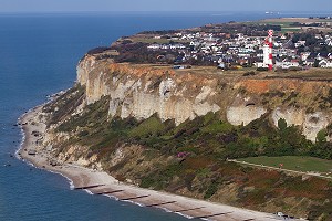 VUE AERIENNE SUR LES FALAISES DE LA COTE D'ALBATRE AU-DESSUS DU CAP DE LA HEVE ET DE SAINTE-ADRESSE, LE HAVRE, SEINE-MARITIME (76), FRANCE 