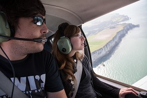 COUPLE EN VOL EN AVION AU-DESSUS DE LA COTE D'ALBATRE ET DU GOLFE D'ETRETAT, SEINE-MARITIME (76), FRANCE 