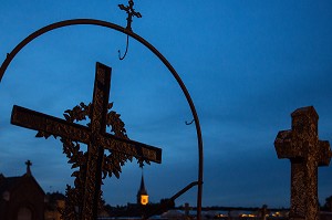 CROIX DU CIMETIERE ET EGLISE DE BOURTH, EURE (27), FRANCE 