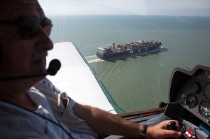 VUE AERIENNE DU GRAND PORT MARITIME DU HAVRE, PORT AUTONOME DE COMMERCE, VUE SUR UN PORTE-CONTAINER, LE HAVRE, SEINE-MARITIME (76), FRANCE 