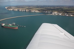 VUE AERIENNE DE L'EMBOUCHURE DE LA SEINE ET DES PORTE-CONTAINER QUI QUITE DE LE PORT, LE HAVRE, SEINE-MARITIME (76), FRANCE 