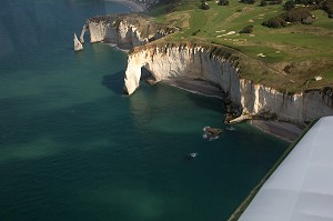 VUE AERIENNE DE LA COTE D'ALBATRE ET DES FALAISES D'ETRETAT, SEINE-MARITIME (76), FRANCE 