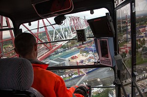 GRUTIER SUR UN CHANTIER AUX COMMANDES DE SA GRUE, ARPAJON, ESSONNE (91), FRANCE 