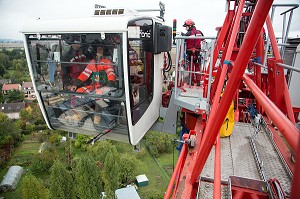 EXERCICE DE SAUVETAGE D'UN GRUTIER DANS SA CABINE, PAR LE GRIMP DE L'ESSONNE, ARPAJON, FRANCE 