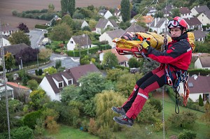 EXERCICE DE SAUVETAGE D'UNE VICTIME SUR UN CHANTIER, EVACUATION D'UN GRUTIER PAR LE GRIMP DE L'ESSONNE, HELITREUILLAGE, ARPAJON, FRANCE 