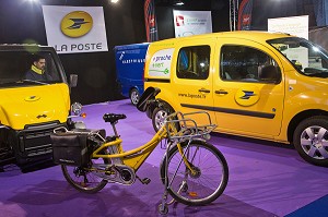 PRESENTATION DES VEHICULE ELECTRIQUES, STAND DE LA POSTE, SALON DES MAIRES ET DES COLLECTIVITES LOCALES 2012, PORTE DE VERSAILLES, PARIS (75), FRANCE 