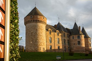 CHATEAU DE GACE, EDIFICE MILITAIRE DU 12EME SIECLE EN PIERRE ET BRIQUES ROUGES TRANSFORME EN DEMEURE SEIGNEURIALE, GACE, ORNE (61), FRANCE 