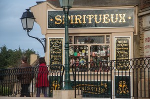 EPICERIE, DECOR DE RUE A L'ANCIENNE AVEC DES FACADES DE BOUTIQUES DE L'EPOQUE D'AVANT-GUERRE, MAISON DU BISCUIT, SORTOSVILLE-EN-BEAUMONT, MANCHE (50), FRANCE 