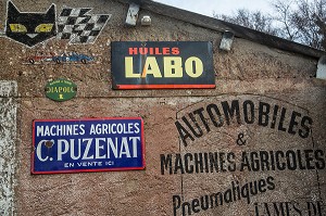 GARAGE, DECOR DE RUE A L'ANCIENNE AVEC DES FACADES DE BOUTIQUES DE L'EPOQUE D'AVANT-GUERRE, MAISON DU BISCUIT, SORTOSVILLE-EN-BEAUMONT, MANCHE (50), FRANCE 