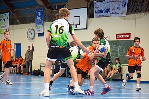 MATCH DE HANDBALL POUR LES JEUNES CADETS, GYMNASE DE RUGLES, EURE (27), FRANCE 