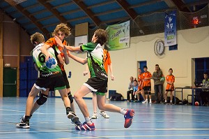 MATCH DE HANDBALL POUR LES JEUNES CADETS, GYMNASE DE RUGLES, EURE (27), FRANCE 