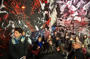 VISITE DES ETUDIANTS EN ARCHITECTURE DE L'EXPOSITION INTITULEE DANS LES ENTRAILLES DU PALAIS SECRET, OEUVRE DE LEK, SOWAT ET DEM 189, PALAIS DE TOKYO, CENTRE D'ART CONTEMPORAIN CREE EN 2002, PARIS 16 EME, FRANCE 