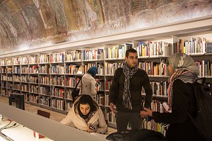 ETUDIANTS EN ARCHITECTURE A LA BIBLIOTHEQUE DE LA CITE DE L'ARCHITECTURE ET DU PATRIMOINE, PALAIS DE CHAILLOT, PLACE DU TROCADERO, PARIS 16 EME, FRANCE 