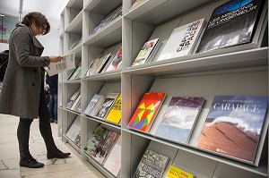 ETUDIANTE EN ARCHITECTURE A LA BIBLIOTHEQUE DE LA CITE DE L'ARCHITECTURE ET DU PATRIMOINE, PALAIS DE CHAILLOT, PLACE DU TROCADERO, PARIS 16 EME, FRANCE 