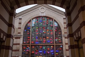 ENTREE PRINCIPALE DU CENTQUATRE (104), ETABLISSEMENT CULTUREL ET ARTISTIQUE DE LA VILLE DE PARIS INSTALLE DANS L'ANCIEN BATIMENT DU SERVICE MUNICIPAL DES POMPES FUNEBRES, RUE CURIAL, PARIS 19EME, FRANCE 