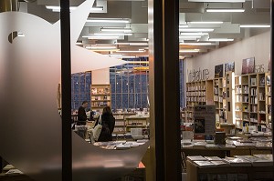 LIBRAIRIE DU CENTQUATRE (104), ETABLISSEMENT CULTUREL ET ARTISTIQUE DE LA VILLE DE PARIS INSTALLE DANS L'ANCIEN BATIMENT DU SERVICE MUNICIPAL DES POMPES FUNEBRES, RUE CURIAL, PARIS 19EME, FRANCE 