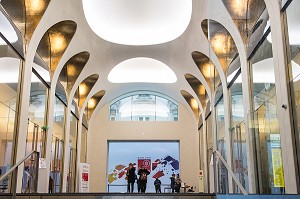 ENTREE PRINCIPALE DU SIEGE PARISIEN DE LA CAISSE DES DEPOTS ET CONSIGNATIONS, PASSAGE VOUTE REALISE PAR L'ARCHITECTE CHIAMBARETTA, RUE DE LILLE, PARIS (75), FRANCE 