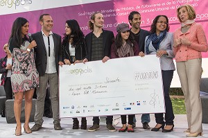 NICOLE BRICQ (DROITE), MINISTRE DU COMMERCE EXTERIEUR AVEC LES ETUDIANTS DE L'EQUIPE VILL'HARMONIE, LAUREATS DU CONCOURS ERGAPOLIS, ET ESTELLE FORGET (GAUCHE), FONDATRICE D'ERGAPOLIS, CASABLANCA, 16 MAI 2013 