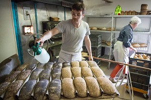 HUMIDIFICATION DU PAIN PAR LE BOULANGER, BLANDINE ZOUTARD DANS SA BOULANGERIE DE PAIN BIO DE LA FERME DE SAINT-MAMERT, BUIS-SOUS-DANVILLE, EURE (27), FRANCE 