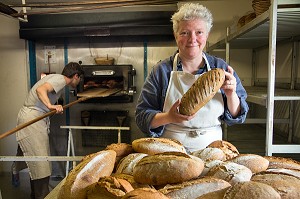 BLANDINE ZOUTARD DANS SA BOULANGERIE DE PAIN BIO DE LA FERME DE SAINT-MAMERT, BUIS-SOUS-DANVILLE, EURE (27), FRANCE 