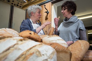BLANDINE ZOUTARD FAISANT GOUTER SON PAIN BIO A NATHALIE DE WEVER, COMMERCANTE ET ADHERENTE DU MOUVEMENT LOCAVORE, DANS SA BOULANGERIE DE PAIN BIO, FERME DE SAINT-MAMERT, BUIS-SOUS-DANVILLE, EURE (27), FRANCE 